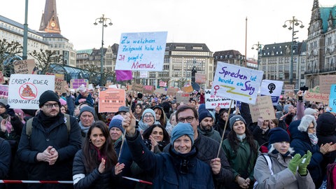 Eine Menschenmenge auf der Demo gegen sexualisierte Gewalt in Hamburg