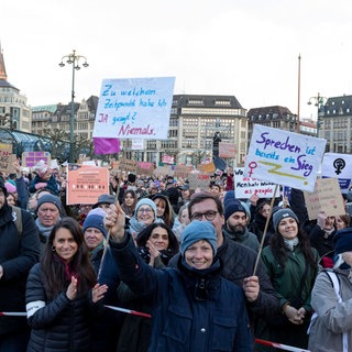 Eine Menschenmenge auf der Demo gegen sexualisierte Gewalt in Hamburg