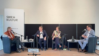 Nicola Steiner, Carsten Otte, Jutta Person und Christoph Schröder bei der Aufnahme der SWR Bestenliste