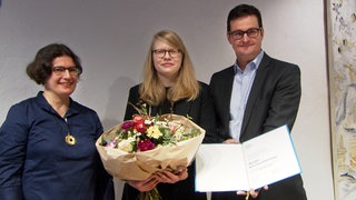 Übergabe des Peter-Huchel-Preises 2026 an Nadja Küchenmeister durch Ariana Limberg und Wolfgang Gushurst