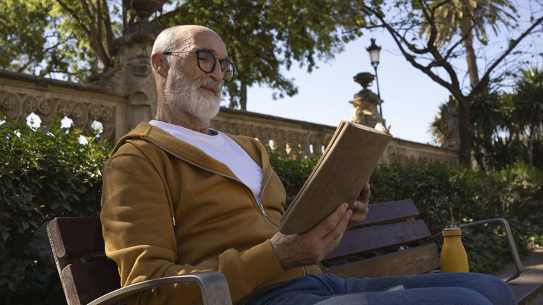 Lesender Mann auf Parkbank, lesenswert Magazin 19.04.2026