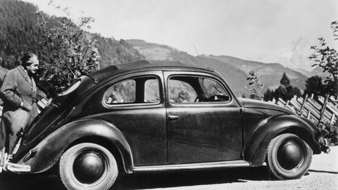 Ferdinand Porsche, Konstrukteur des Kleinwagens VW Käfer, 1939 auf einer Versuchsfahrt in den österreichischen Bergen.