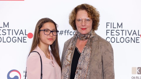 Madins Scharipowa und Irene Langemann beim Screening des Dokumentarfilms 'Russlands Milleniumskinder' in 2019.