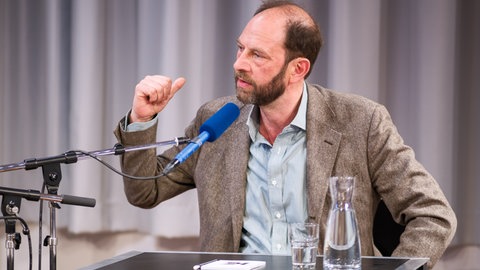 Olivier Guez im Gespräch über seinen neuen Roman "Die Welt in ihren Händen".