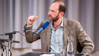 Olivier Guez im Gespräch über seinen neuen Roman "Die Welt in ihren Händen".