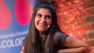 Shida Bazyar, Schriftstellerin, sitzt im Rahmen des Literaturfestivals Lit.Cologne auf der Bühne in den Balloni Hallen.