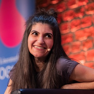 Shida Bazyar, Schriftstellerin, sitzt im Rahmen des Literaturfestivals Lit.Cologne auf der Bühne in den Balloni Hallen.