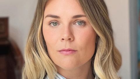 Caro Claire Burke ist Autorin und Co-Host des Podcast „Diabolical Lies“, in dem sie über aktuelle kulturelle und politische Geschehnisse spricht. „Yesteryear“ ist ihr Debütroman.