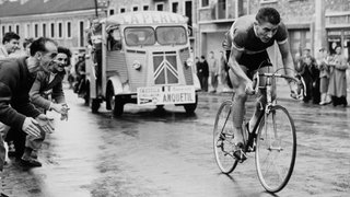 Radrennfahrer Jacques Anquetil auf dem Rad, angefeuert von den Zuschauern, beim Grand Prix des Nations 1954.