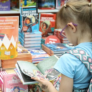 Eine Besucherin auf der Internationalen Buchmesse für Fiction und Non-Fiction 2026 in Moskau