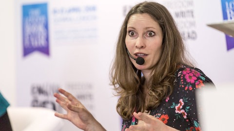 Die feministische Schriftstellerin Laura Bates