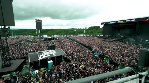 Die Hauptbühne des Rock am Ring Festivals mit zahlreichen Fans.