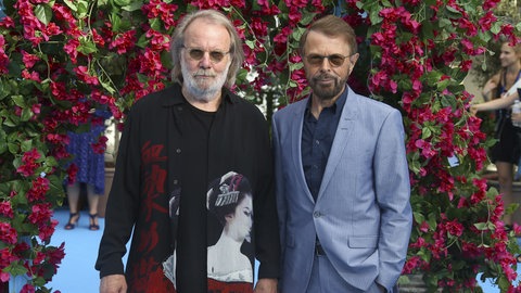 ABBA Mitglieder Benny Andersson (links) und Björn Ulvaeus bei der Weltpremiere des Films "Mamma Mia! Here We Ho Again" in London 2018. Bis heute blickt die Band auf eine Geschichte voller Erfolg zurück.