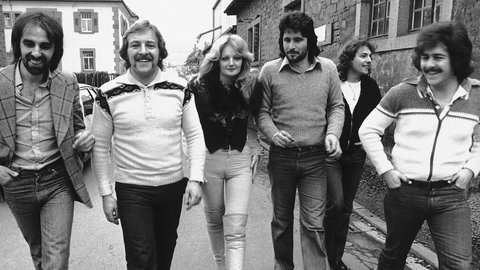 Die walisische Rock- und Popsängerin Bonnie Tyler mit ihrer Band während der Deutschland-Tournee im Mai 1978. 