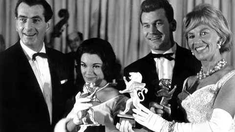 Rundfunkmoderator Camillo Felgen (l) mit den Preisträgern während der Verleihung der Löwen von Radio Luxemburg an Bord der "United States" im März 1961. Die Auszeichnungen gingen an die erfolgreichsten Interpreten der Deutschen Hitparade im zweiten Halbjahr 1960: Den Goldenen Löwen erhielt die junge Amerikanerin Conny Francis (2.v.l.) für ihr Lied "Die Liebe ist ein seltsames Spiel", Ferry Graf (2.v.r.) nahm den Bronze-Löwen für Caterina Valente und ihr Lied "Rosalie, du mußt nicht weinen" entgegen und den silbernen Löwen ersang sich Lale Andersen (r) mit dem Titel "Ein Schiff wird kommen".