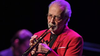 Herb Alpert steht mit seiner Trompete auf der Bühne
