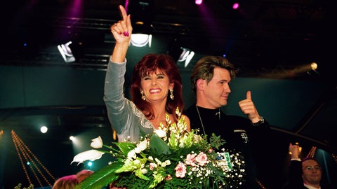 Johnny Logan und Sängerin Linda Martin beim ESC 1992 nach ihrem Sieg mit dem Song "Why me?"