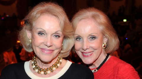 Die Kessler-Zwillinge, Alice (r) und Ellen Kessler, besuchen in München die Premiere des Winterprogramms im Circus Krone.