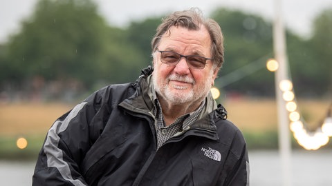 Klaus Lage posiert vor der Kamera.