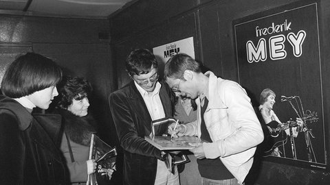 Der deutsche Liedermacher Reinhard Mey (r) gibt Fans am 10.05.1979 in der Pariser Music-Hall "Bobino" Autogramme. Der gebürtige Berliner ist mit seinen Chansons in Frankreich unter dem Namen Frederik Mey bekannt und äußerst populär.
