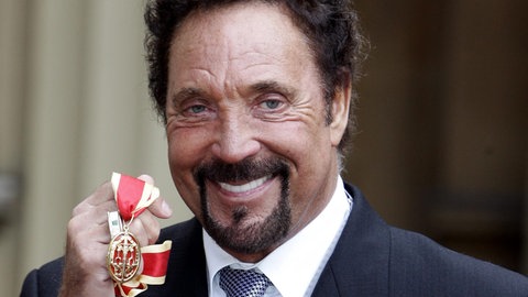 Tom Jones hält seinen Orden in die Kamera. Der Sänger wurde 2006 von Queen Elizabeth II. zum Ritter geschlagen.