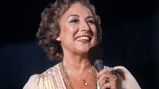 Vera Lynn singt auf einer Bühne
