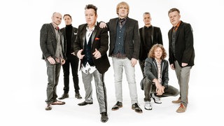 Die Band die Prinzen stehen nebeneinander und schauen in die Kamera