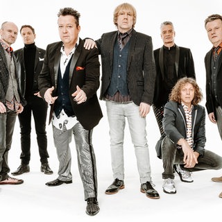 Die Band die Prinzen stehen nebeneinander und schauen in die Kamera