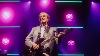 Chris de Burgh mit Gitarre im Konzert auf dem SWR4 Festival