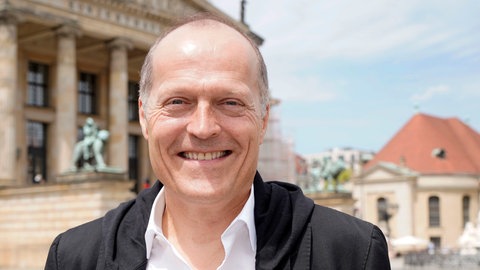 Joja Wendt im SWR4 Promitalk. Der Pianist lächelt in die Kamera.