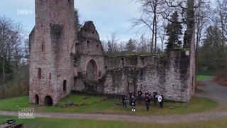 Eine Dudelsack-Gruppe vor einer Burg