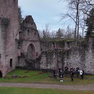 Eine Dudelsack-Gruppe vor einer Burg