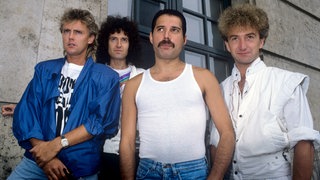 Die Bandmitglieder von Queen, 1984 | Queen – "I'm In Love With My Car"