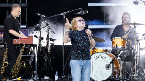 "Holding Back The Years" – Sänger Mick Hucknall und seine Band "Simply Red" bei einem Livekonzert. | Hits und Storys