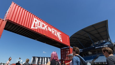 40 Jahre Rock am Ring: Markus Kavka war als Musikjournalist beruflich schon sehr oft auf dem gewaltigen Festival am Nürburgring und kennt das Festival sehr genau. Im SWR1 Interview gibt er uns einen Blick hinter die Kulissen. 
