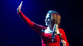 Sängerin Gloria Estefan kommt bei einem Livekonzert in London. Die Sängerin spielte vor ihrer Solokarriere in der Band "Miami Sound Machine" und lebt auch in Miami.