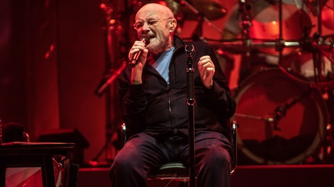 Sänger Phil Collins bei einem Konzert 2021 | "No Jacket Required" von Phil Collins feiert 40-jähriges Jubiläum