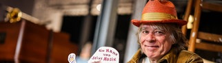 Der Musiker und Komiker Helge Schneider hat einen Pappaufsteller zu seiner bevorstehenden Tour "Ein Mann und seine Musik" | Präsentiert von SWR1: Auf diese Konzerte freuen wir uns 2025