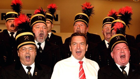 Bundeskanzler Gerhard Schröder (GER SPD) singt mit dem Steiger-Chor auf dem Außerordentlichen Bundesparteitag der SPD in Berlin 2005