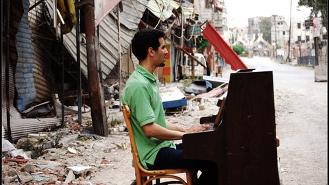 Pianist Aeham Ahmad spielt in Trümmern