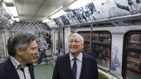 Der musikalische Generaldirektor des Schachspiels, Dmitri Bogatschew (L), und der Schachgroßmeister Anatoly Karpov