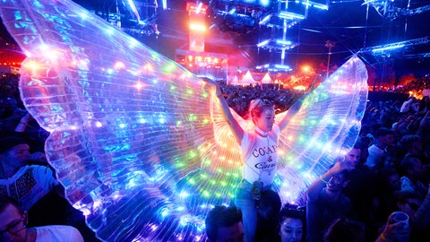 Raverin bei der Nature One mit LED-Flügeln
