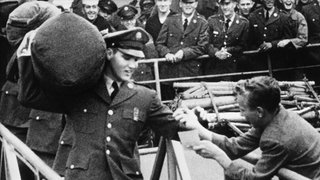 Elvis Presley bei seiner Ankunft in Bremerhaven