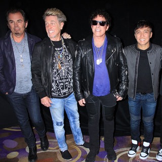 Jonathan Cain, Ross Valory, Neal Schon, Arnel Pineda und Steve Smith von Journey 