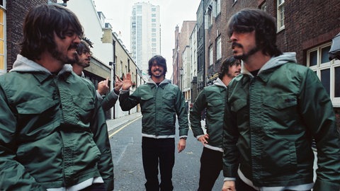 Ein mehrfach geklonter Dave Grohl steht auf der Straße