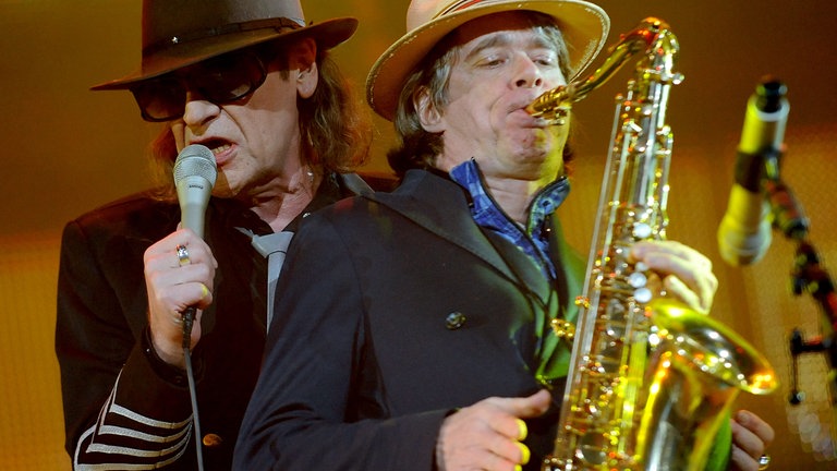 Helge Schneider tritt spontan mit Saxophon 2012 bei Udo Lindenbergs Ich mach mein Ding“-Tour in Berlin auf.