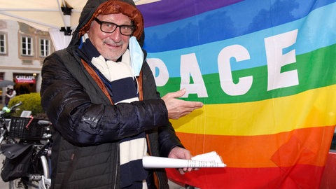 Konstantin Wecker spricht am 5. Dezember 2020 auf dem Marienplatz in München bei einer Kundgebung gegen höhere Rüstungsausgaben.