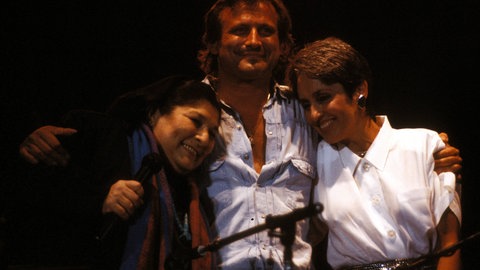 Konstantin Wecker, Mercedes Sosa und Joan Baez gemeinsam auf der Bühne bei einem Konzert in Frankfurt.