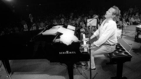 Konstantin Wecker am Flügel während eines Konzertes 1989