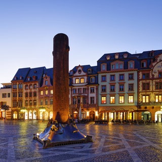 Die Mainzer Innenstadt in der Abenddämmerung